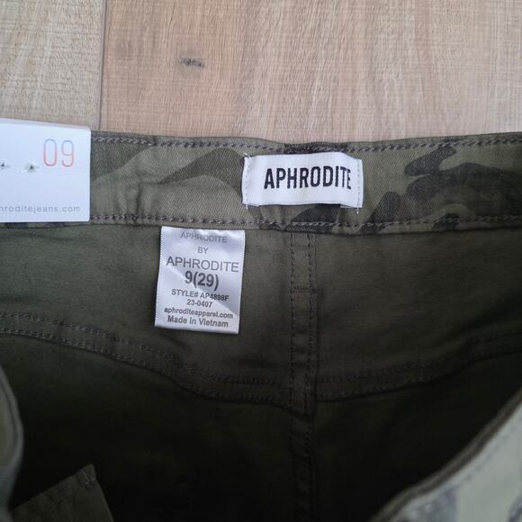 Aphrodite Crossover High Waisted Distressed Loose Camo Green Jeans Women Sz 9/29 - Picture 8 of 14